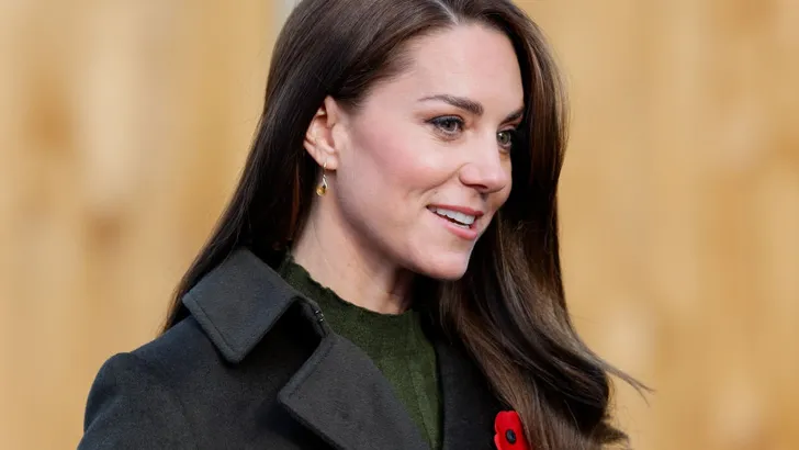 Prinses Catherine geeft poppy weg, rockt haar plissés