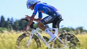 Mathieu van der Poel reed een ijzersterke tijdrit in de Ronde van Zwitserland, maar kwam nipt te kort op Tadej Pogacar. Aan zijn bochtentechniek lag dat in elk geval niet.