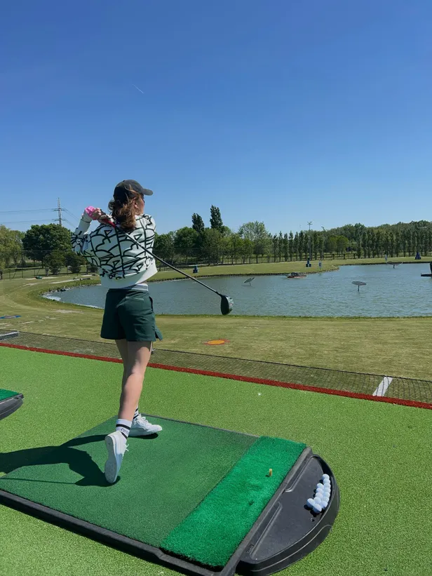 Rosanne in actie op de golfbaan