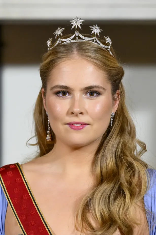 Prinses Amalia staatsbanket Duitsland: detailfoto van Amalia met het sterrendiadeem.