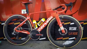 de fiets van jonas vingegaard, met kortere cranks van sram, tijdens de vuelta a españa 2025