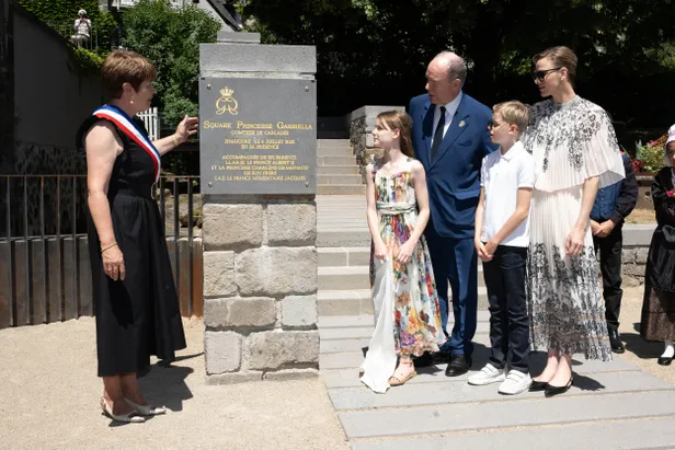 Albert, Charlene en Jacques kijken toe terwijl Gabriella 'haar' plein inhuldigt, juli 2025.