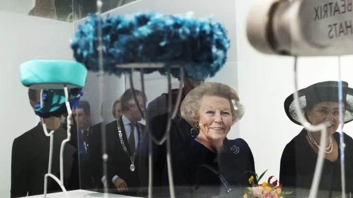Chapeaux! Prinses Beatrix blootshoofds naar hoedententoonstelling 