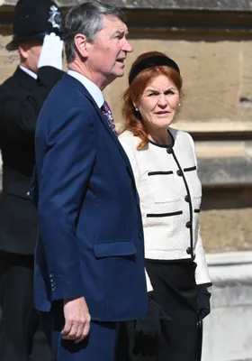 Andrew en Sarah arriveerden in een auto met prinses Anne en Sir Tim.