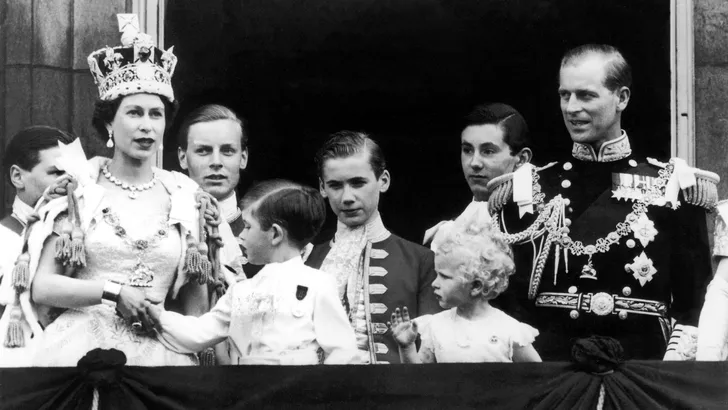 Queen Elizabeth: ‘Er zitten wat nadelen aan die kroon’