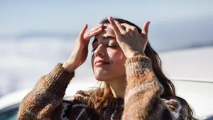 vrouw doet zonnebrand op in winter