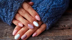 Nail inspo: Polkadots op je nagels zijn ook deze winter helemaal on trend