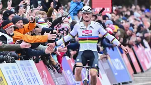 mathieu van der poel juicht in antwerpen