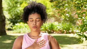 Sportende vrouw ademt diep uit tijdens work-out in de buitenlucht.