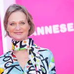 DELPHINE DE BÉLGICA EN LA ALFOMBRA ROSA DEL FESTIVAL  CANNESERIES