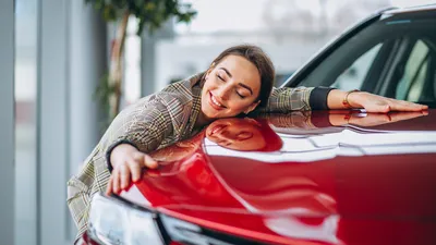Vrouw omhelst auto