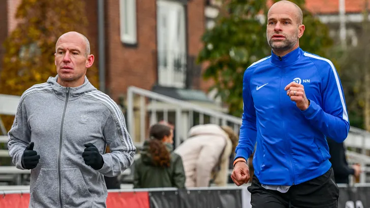 Erben Wennemars en Arjen Robben rennen de marathon