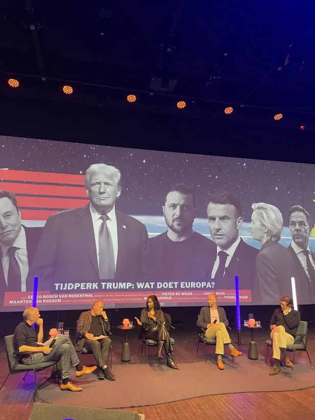 Eelco Bosch van Rosenthal in gesprek met Pieter de Wilde (hoogleraar Europese Politiek & Maatschappij), Carol Rock (Amerika-deskundige), René Cuperus (Senior Fellow ‘EU & Global Affairs’ bij Internationaal Instituut Clingendael) en Maarten van Rossum (oud-diplomaat) In Groninger Forum