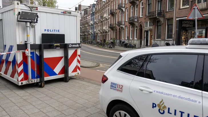 De politie onderzocht de woning aan de Koninginneweg in Amsterdam