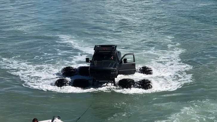 'Florida Man' rijdt achtwieler Silverado de zee in [VIDEO]