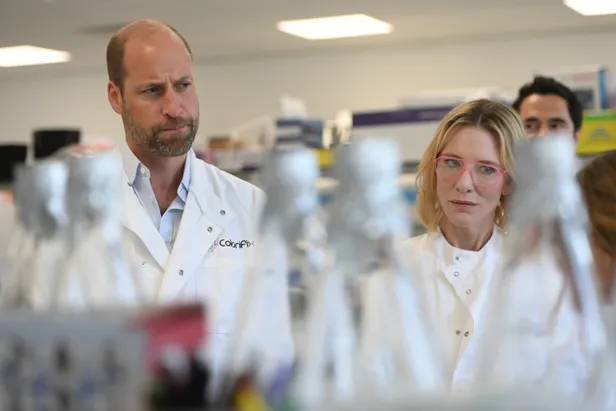 Prins William en Cate Blanchett tijdens hun bezoek aan Colorfix 2025.