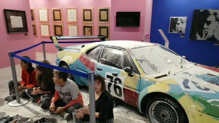 Italiaanse ecomafkezen besmeuren Andy Warhol's BMW M1 Art Car met bloem