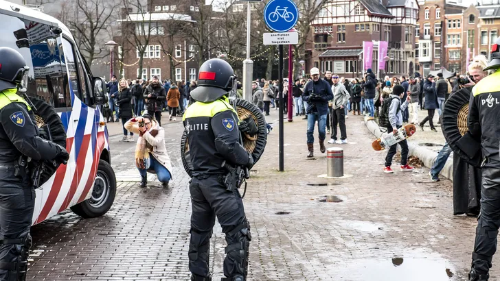 Keiharde clash tussen politie en demonstranten in Amsterdam