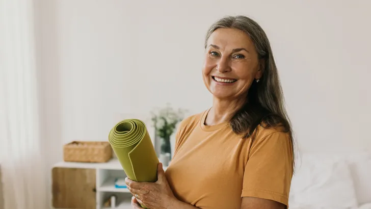 Waarom dat hardnekkige buikje na je 50e vaak geen vet is, maar stress (en hoe je het wél wegkrijgt)