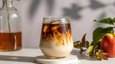 Wil je binnen enkele seconden de perfecte ijskoffie maken zonder duur koffiezetapparaat? Ontdek hoe je thuis heel eenvoudig je favoriete ijskoffie hackt!