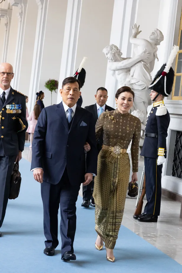 De Thaise koning en koningin kwamen gisteren al aan in Stockholm, en werden op het vliegveld verwelkomd door kroonprinses Victoria. (Beeld: NL Beeld)