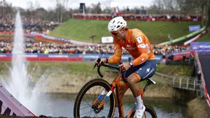 Mathieu van der Poel in actie op het WK Veldrijden in Hulst met massapubliek in de achtergrond.