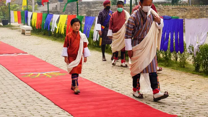 Drakenprinsje Namgyel (6) gaat alleen op werkbezoek