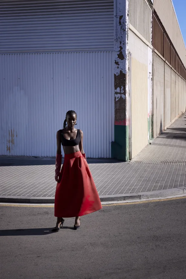 Top: Loewe | Rok: Valentino | Handschoenen: Vintage | Oorbellen: Isabel Marant | Schoenen: The Attico 