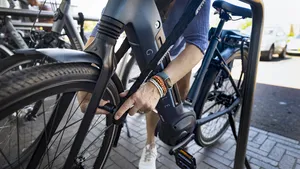 Je e-bike staat met twee goede sloten vast, maar dit dure onderdeel is vaak veel slechter beveiligd