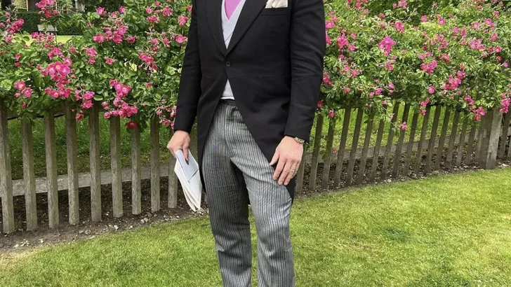 Hilarisch! Mike Tindall test de hoeden van zijn vrouw Zara
