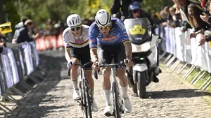 Mathieu van der Poel op kop in de Ronde van Vlaanderen met Tadej Pogacar in zijn wiel.