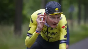 dylan van baarle in het shirt van team visma | lease a bike