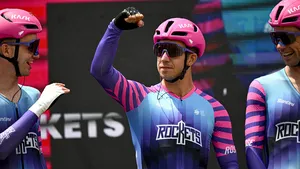 Dylan Groenewegen kreeg een lead-out uit het boekje, maar viel in de spekgladde laatste bocht. Het was een val waarvan je wist dat die zou komen.