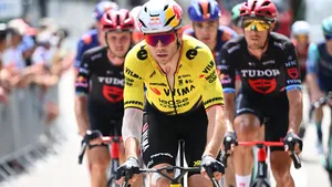 Wout van Aert komt over de finish in de Auvergne Tour.