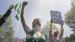 Blokkeerhippies A12 klagen politie aan voor waterkanon