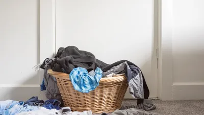 Waarom je kleding zo snel muf ruikt (en zó krijg je die hardnekkige zweetgeur zelfs uit synthetische stoffen!)