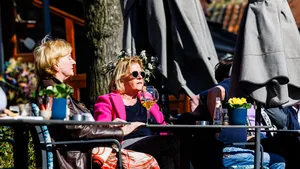 twee vrouwen genieten van de zon op het terras
