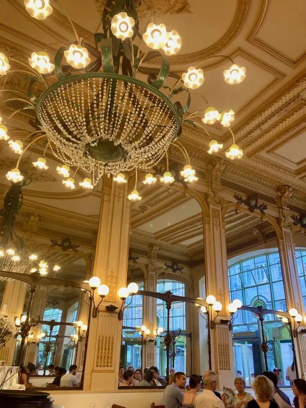 De prachtige eetzaal van restaurant Le Bouillon Du Commerce in Besançon