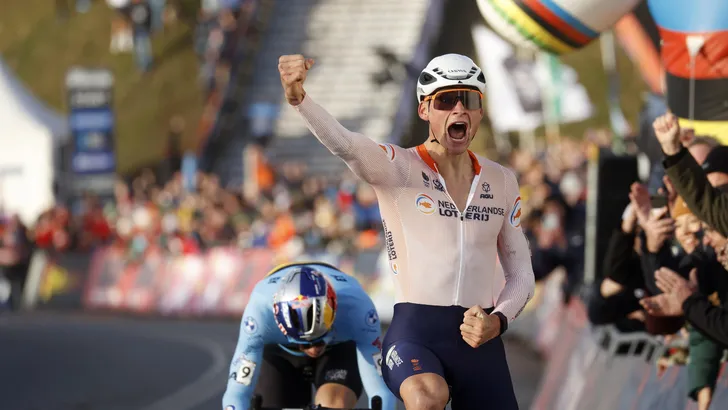 mathieu van der poel en mathieu in actie op het wk in hoogerheide van 2023