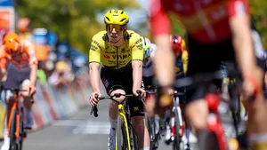 matthew brennan komt over de finish na een mislukte lead-out van visma | lease a bike