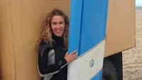 Nouveau-hoofdredacteur Claudia is dol op surfen (maar dit ziet ze liever niet!)