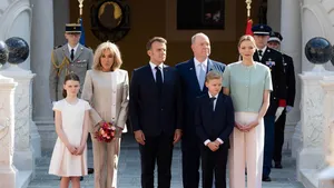 Foto van de ontvangst van Emmanuel en Brigitte Macron in Monaco door prins Albert, prinses Charlene, prins Jacques en prinses Gabriella.