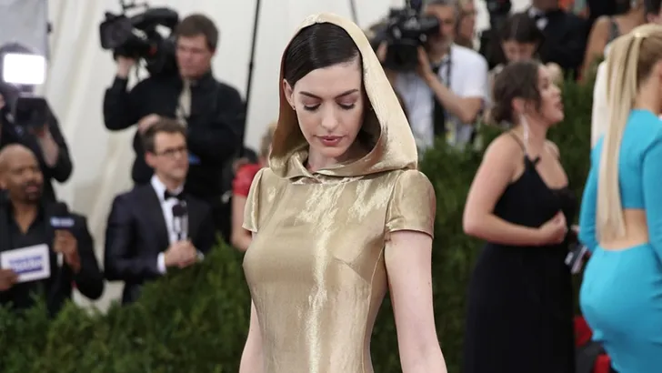 5 looks van Anne Hathaway