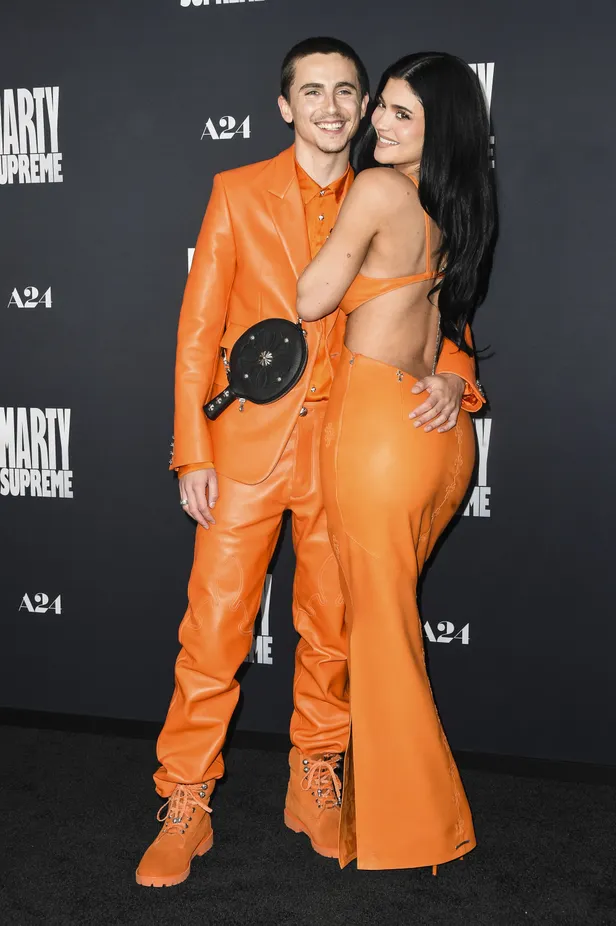 Timothée Chalamet en Kylie Jenner happy in orange op een première in LA 