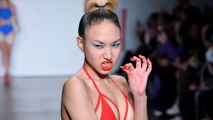 De leukste mode van New York Fashion Week: chipszakken op je dijen
