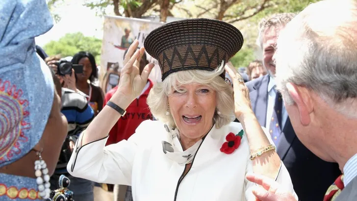 De avonturen van Charles en Camilla in Afrika