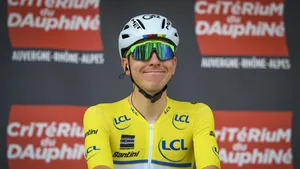 tadej pogacar voor een bord met criterium du dauphiné