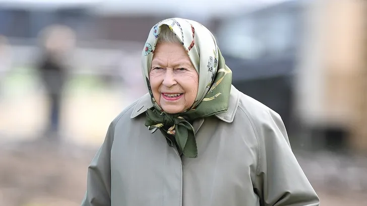HM Hoofddoek: Queen doet poging incognito te blijven