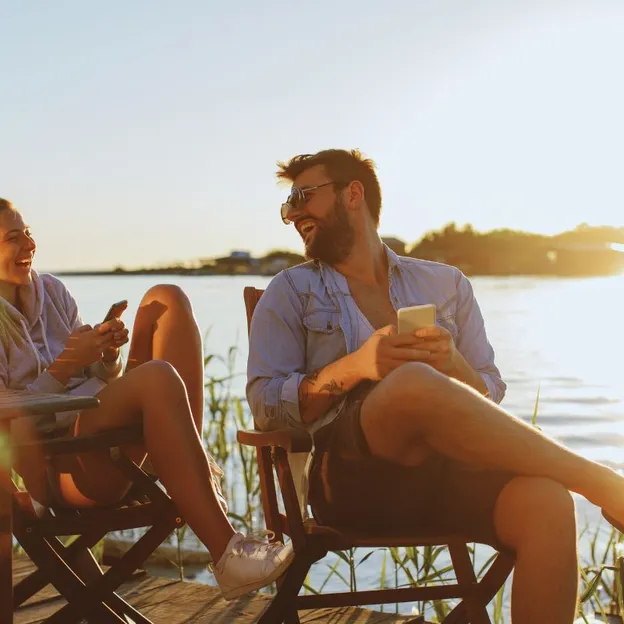 Man en vrouw genieten van hun vakantie.