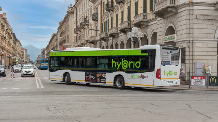 Buschauffeur overtreft alle vaders op de opvang: parkeert 12 meter lange stadsbus voor de deur